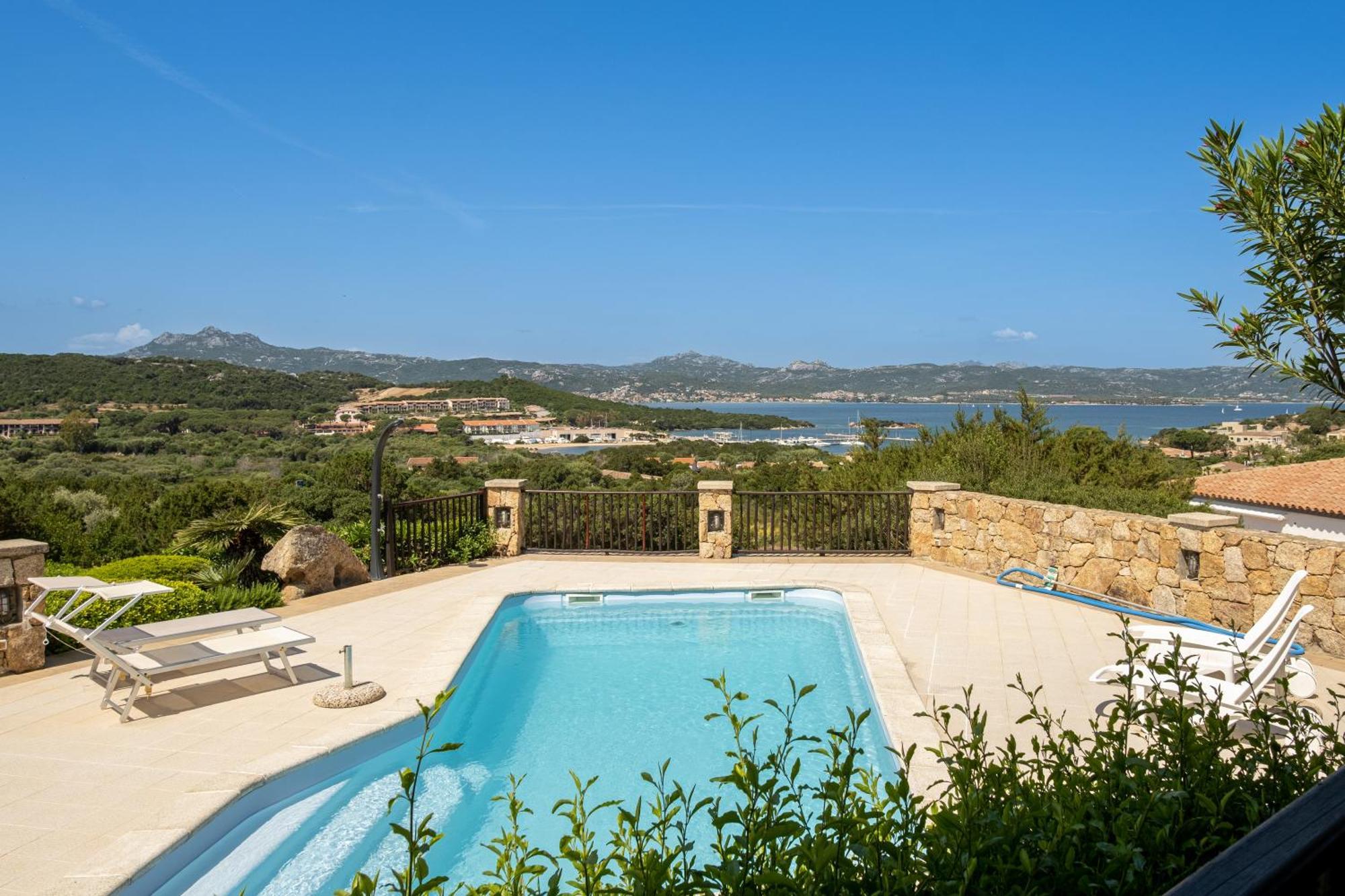 Villa Baja Sardinia Con Piscina E Vista ภายนอก รูปภาพ