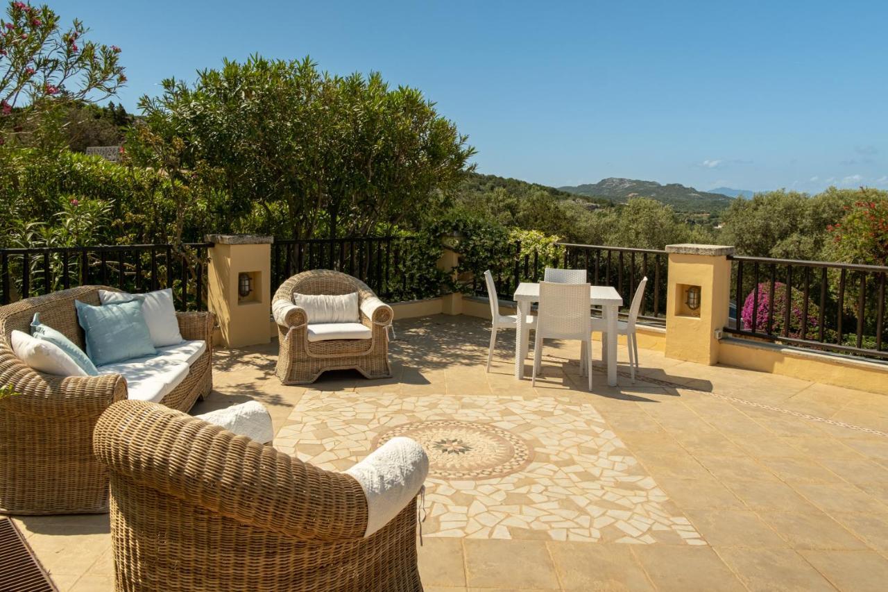 Villa Baja Sardinia Con Piscina E Vista ภายนอก รูปภาพ