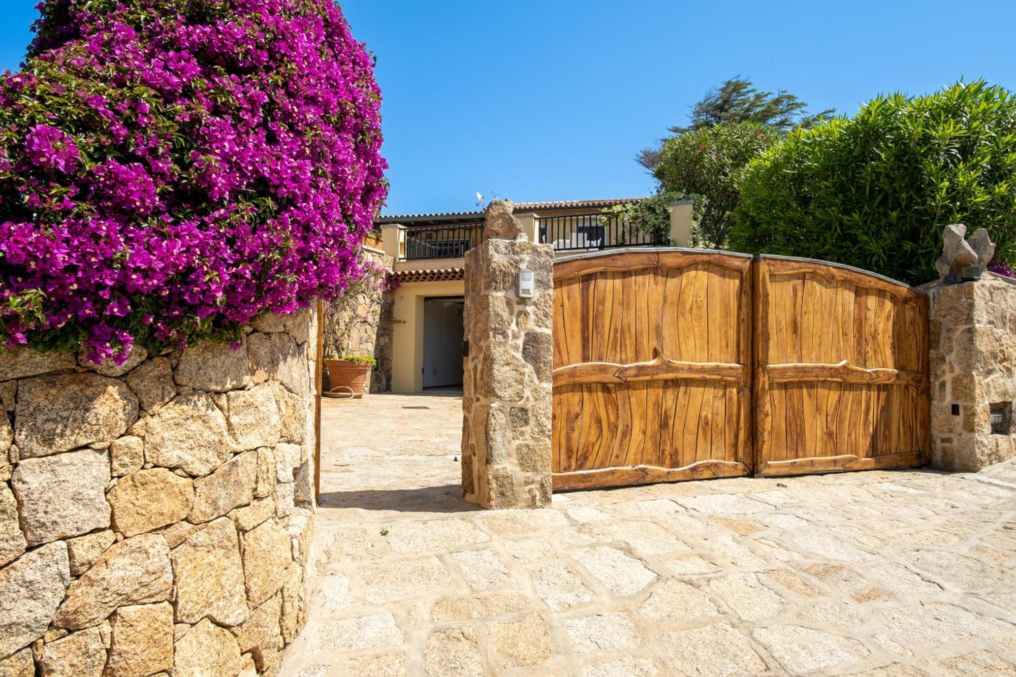 Villa Baja Sardinia Con Piscina E Vista ภายนอก รูปภาพ