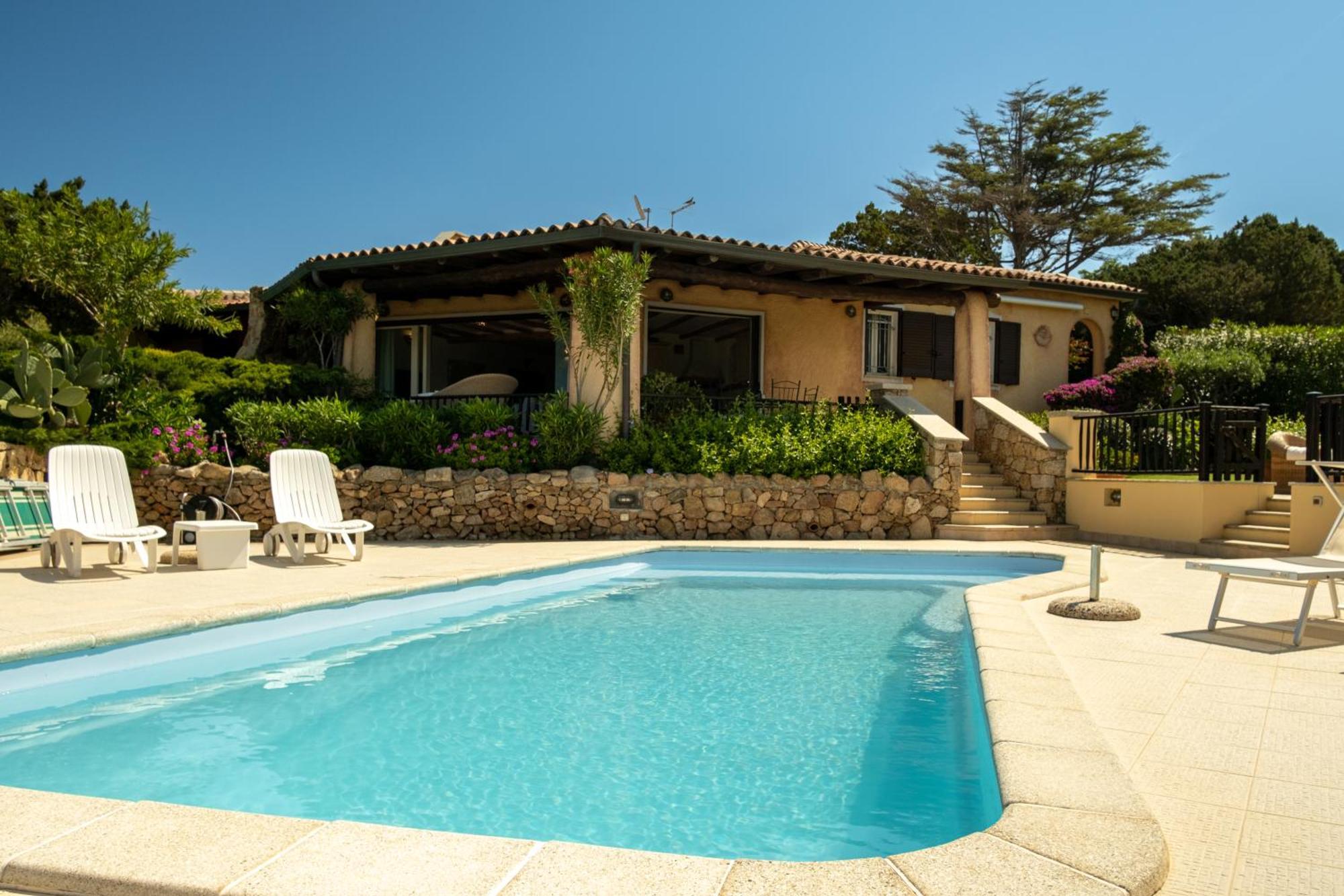 Villa Baja Sardinia Con Piscina E Vista ภายนอก รูปภาพ