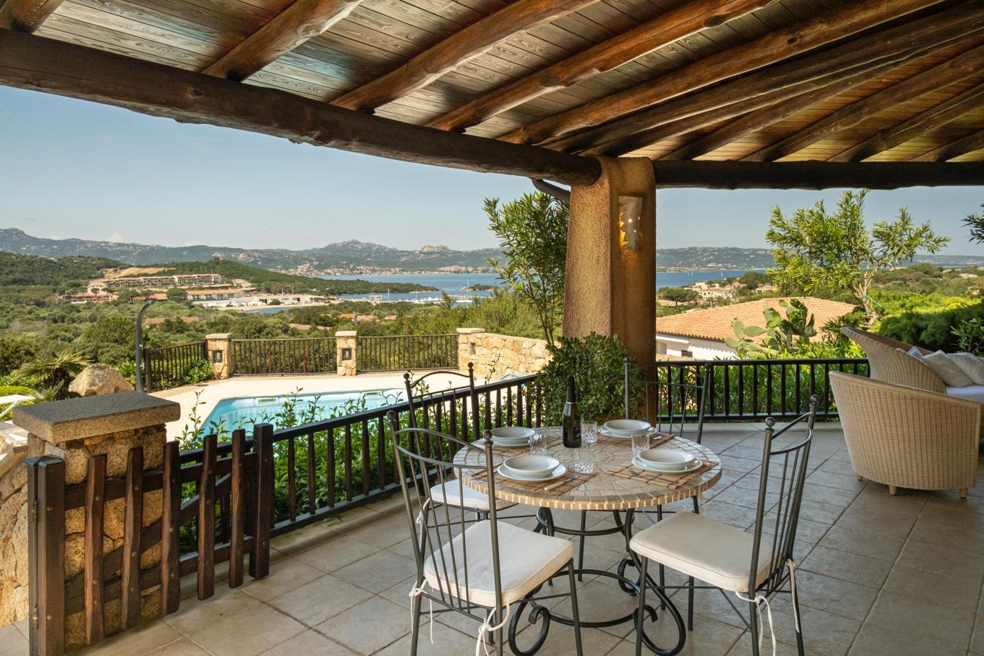 Villa Baja Sardinia Con Piscina E Vista ภายนอก รูปภาพ